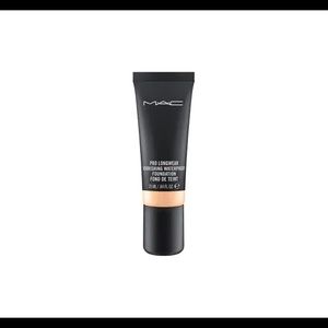 MAC Pro Longwear Foundation NC42